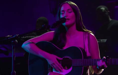 topless singer|Country star Kacey Musgraves was first person to perform naked。